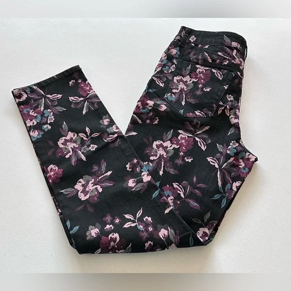 NWT. Bandolino Amy Modern Straight Leg Tummy Slimming Stretch Jeans Size 8 - Picture 4 of 14